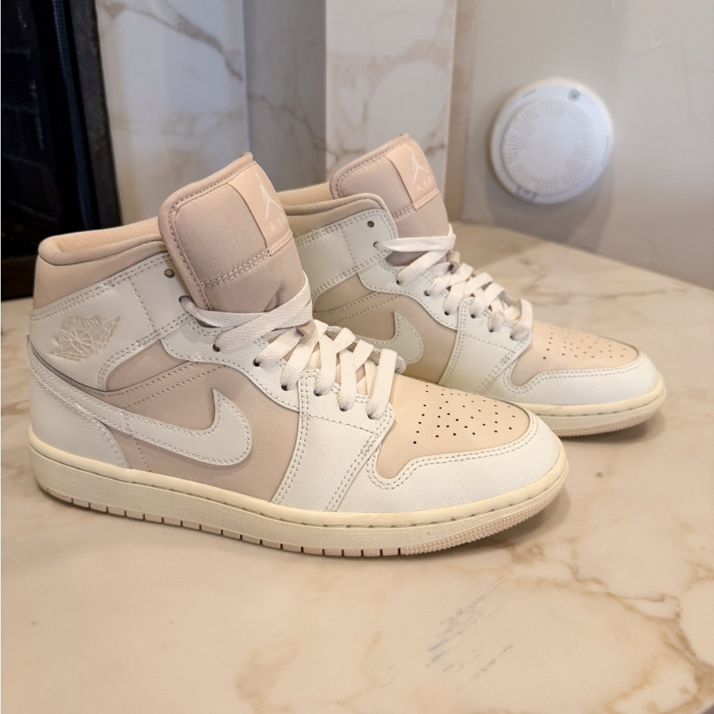 Nike mid-Top Jordan’s white/light tan